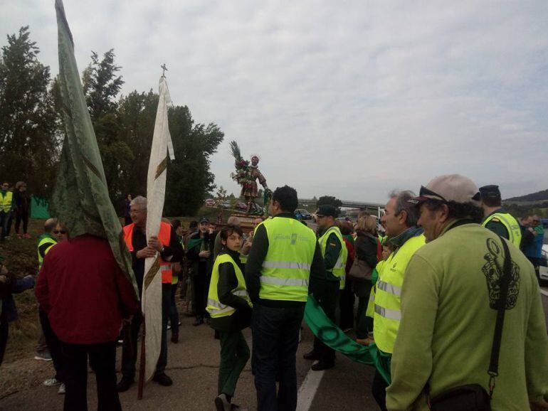 El trayecto habitual de la procesión de San Isidro de Dueñas (Palencia) se ha visto alterado de nuevo por la prohibición de que el desfile transcurra por la autovía