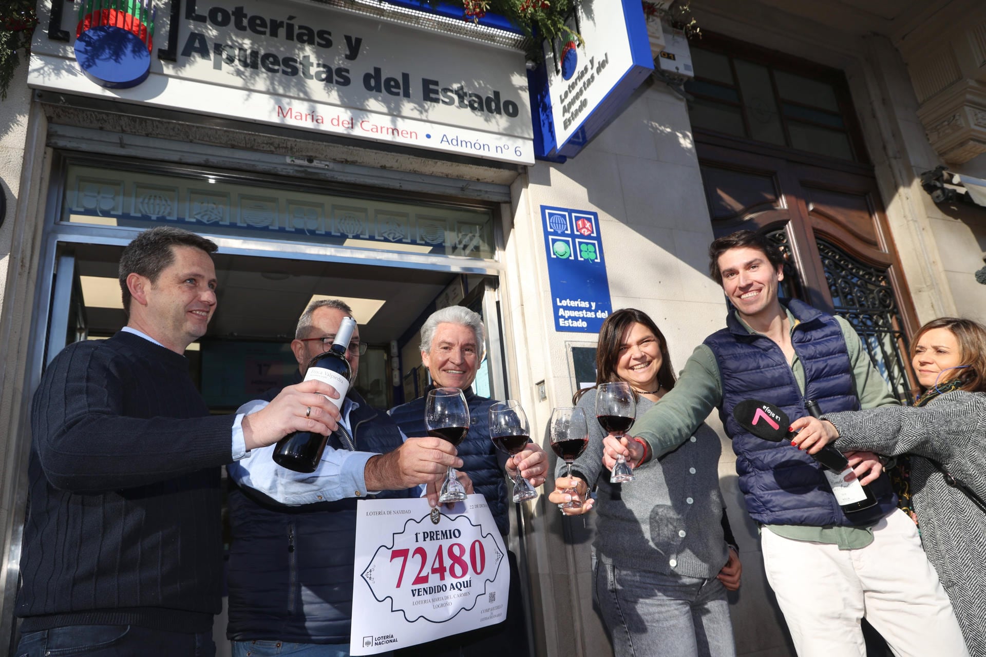 Ignacio Alda (segundo por la derecha) celebrando el día del sorteo con su familia que habían vendido El Gordo de la Lotería de Navidad de 2024