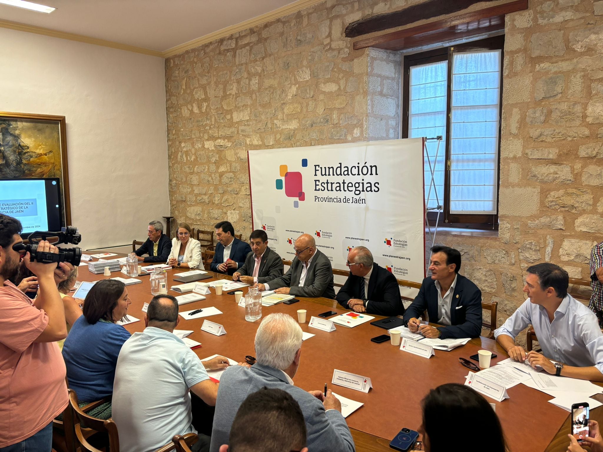 Reunión de la Fundación Estrategias en Jaén, con el presidente, Paco Reyes, en el centro.