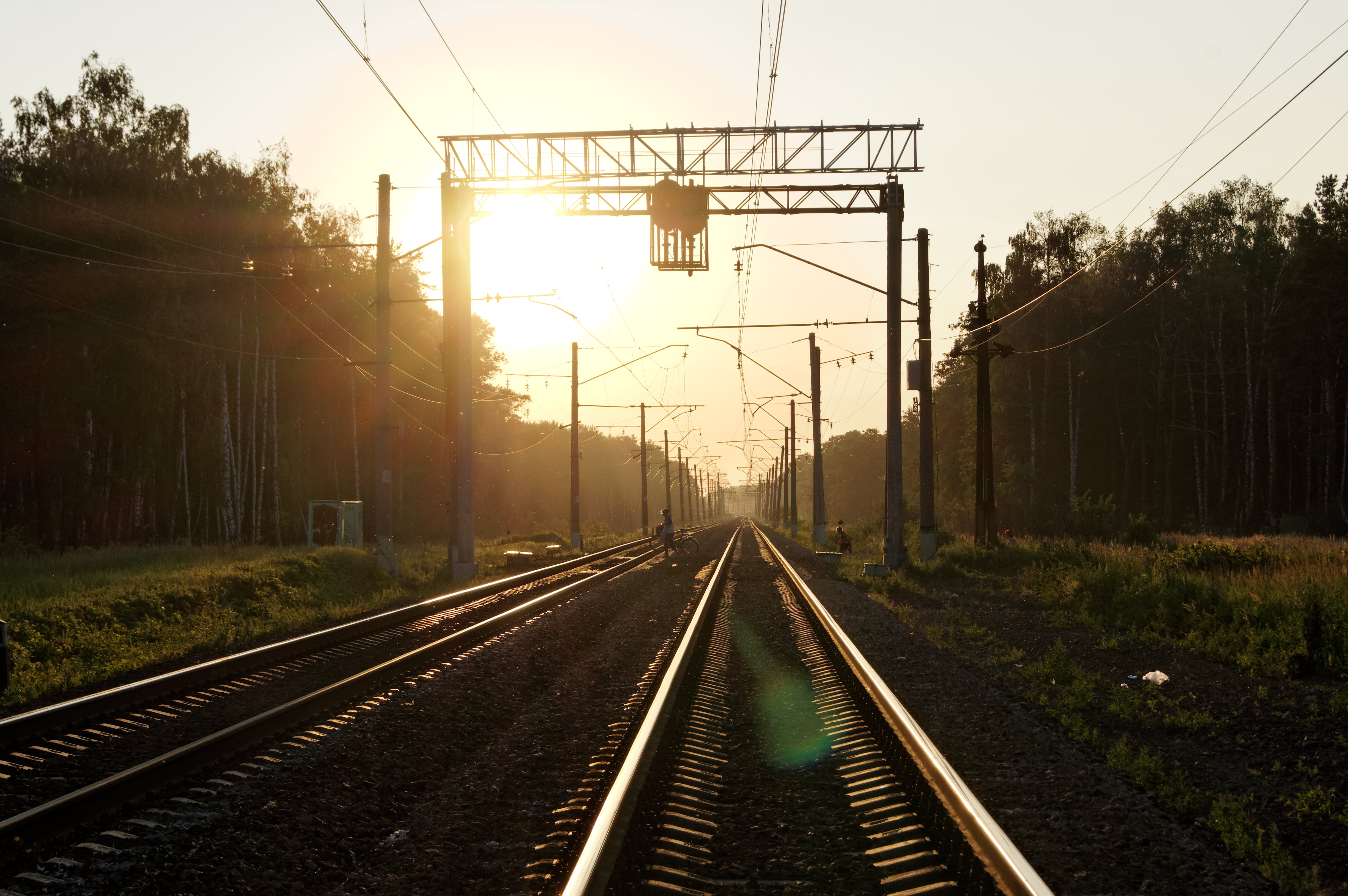 Vias del tren en una puesta de sol