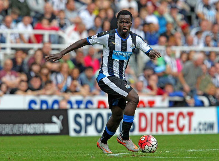 Tioté durante un partido con el Newcastle