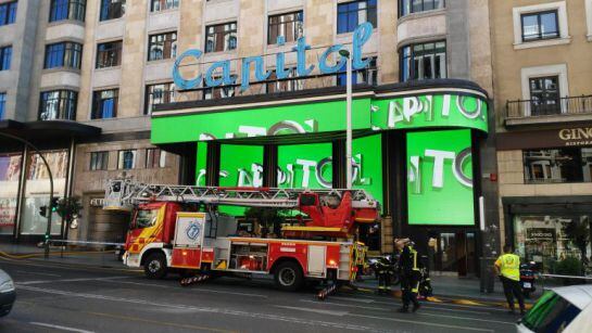 Los bomberos frente al famoso cine Capitol, en la Gran Vía madrileña