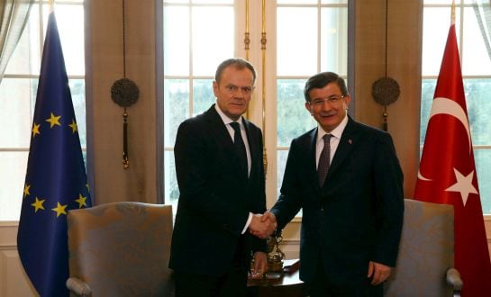 El primer ministro turco, Ahmet Davutoglu (d), se reunione con el presidente del Consejo Europeo, Donald Tusk (i) en Ankara el 3 de marzo de 2016