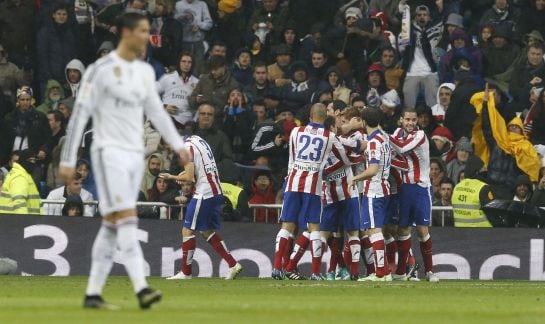 Torres celebra con sus compañeros el 1-2.