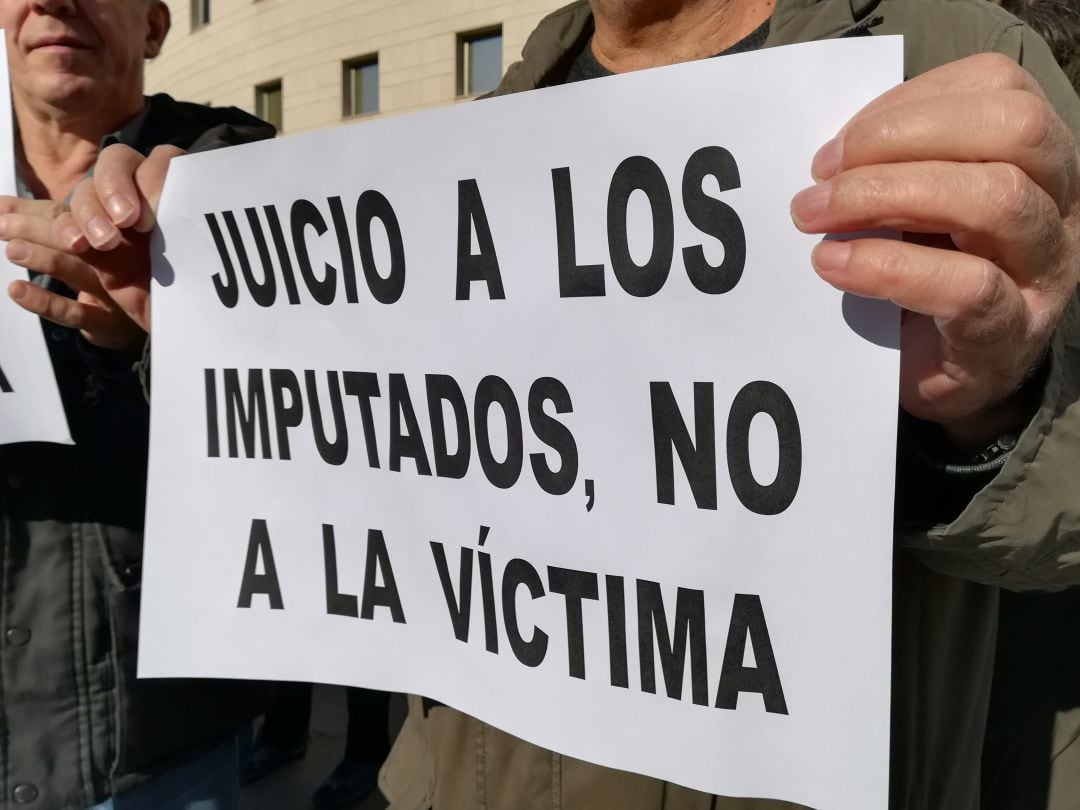 Manifestantes en apoyo de la víctima durante el juicio