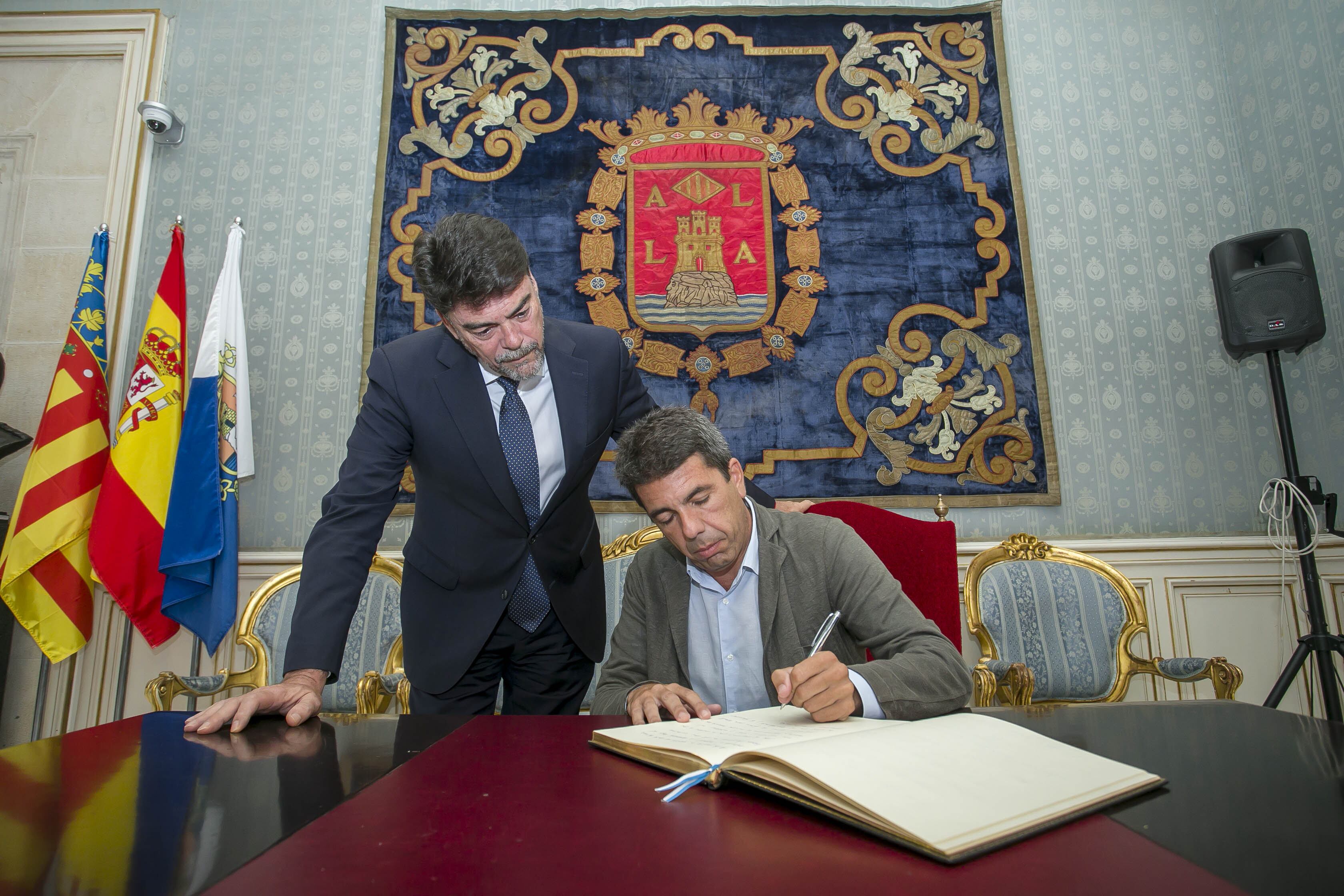 Carlos Mazón firmando, como presidente de la Generalitat, el libro del Salón Azul de Alicante