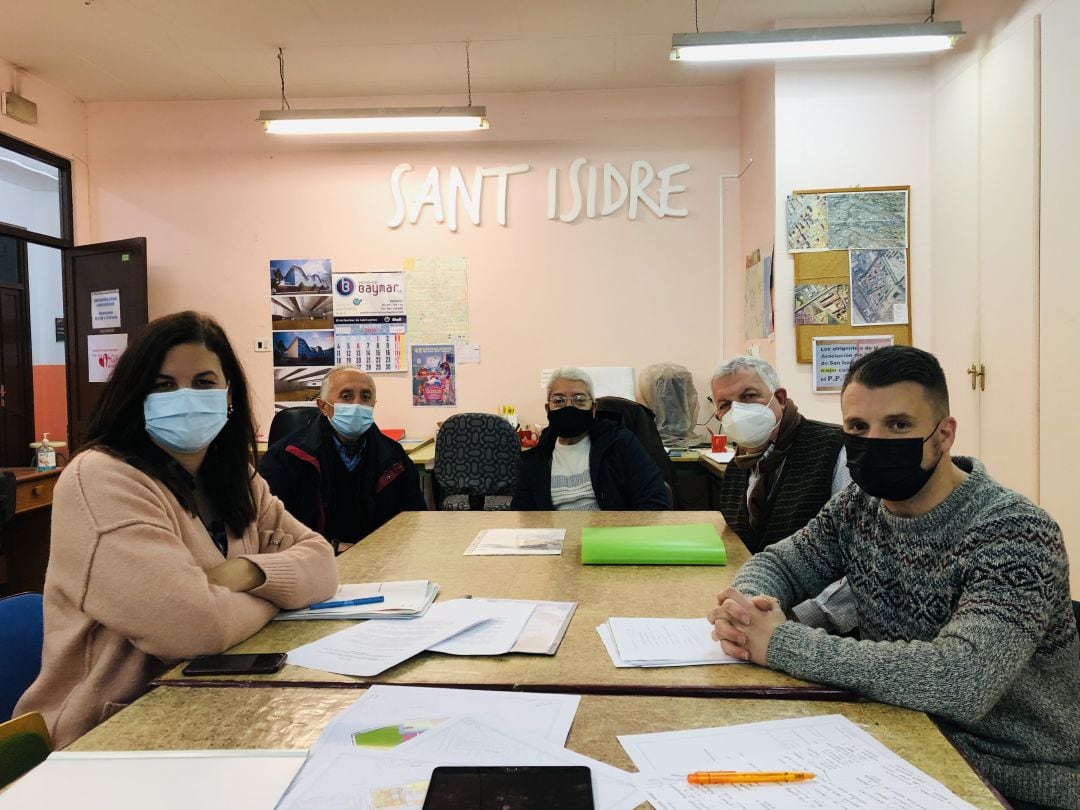 La vicealcaldesa de València, Sandra Gómez, junto a representantes de los vecinos de Sant Isidre en una reunión mantenida esta semana. 