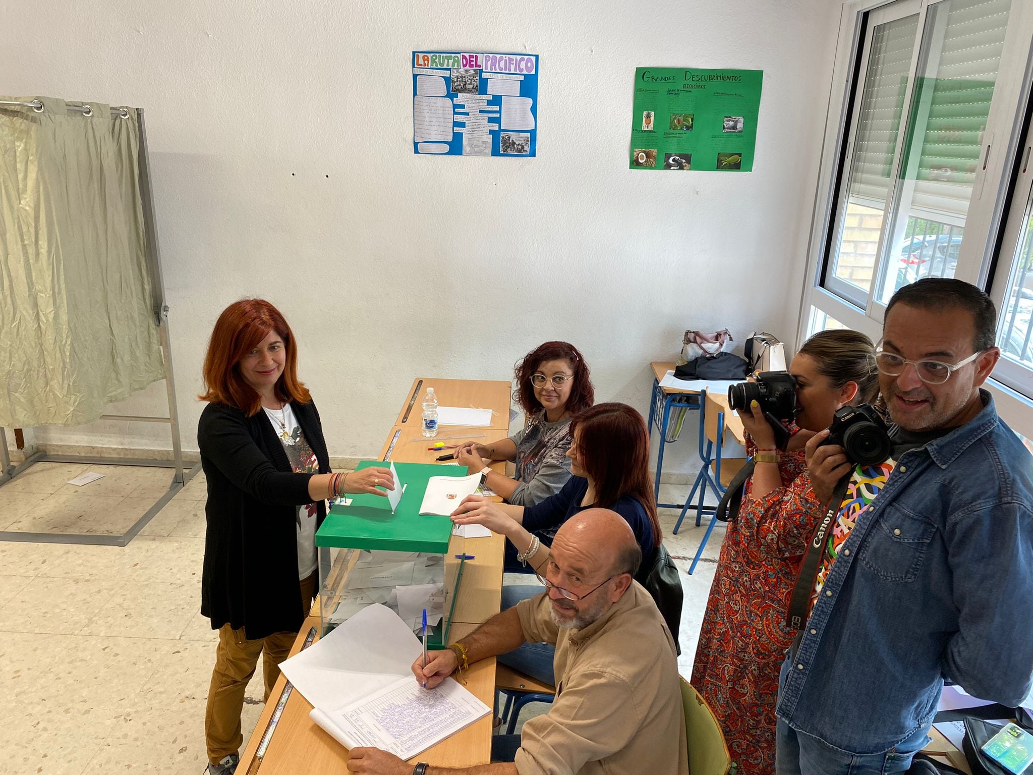 La alcaldesa reelecta, Toni Olivares, votando en la jornada de ayer