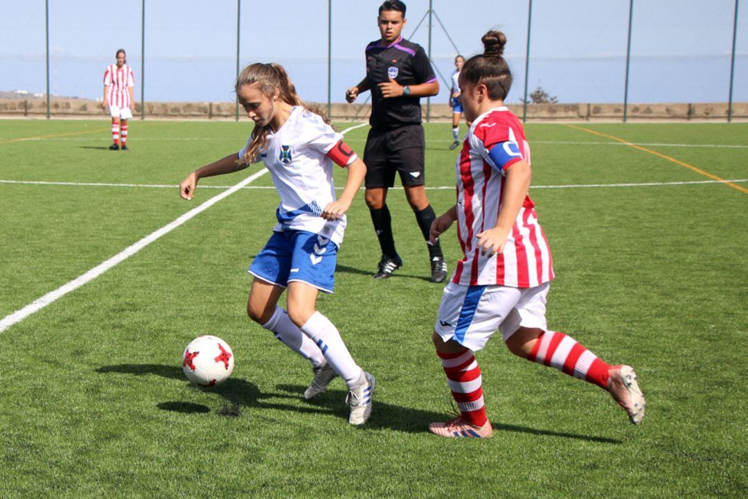 Un lance de un partido del infantil femenino del CD Tenerife.