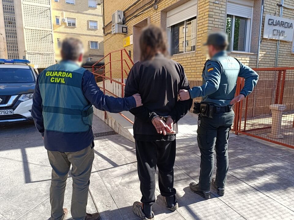 Imagen del detenido junto a varios agentes de la Guardia Civil