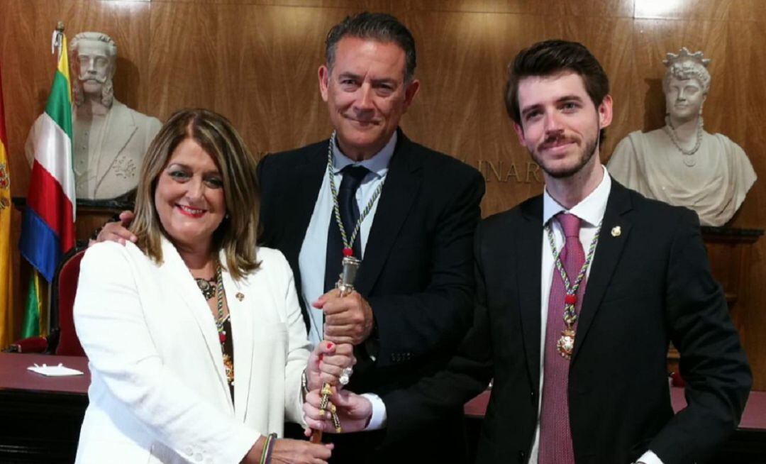 Ángeles Isac (PP), Raúl Caro (Cs) y Javier Bris (Cilu Linares).