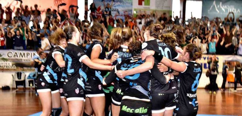 El Guardés, de balonmano femenino, celebrando el título de Liga