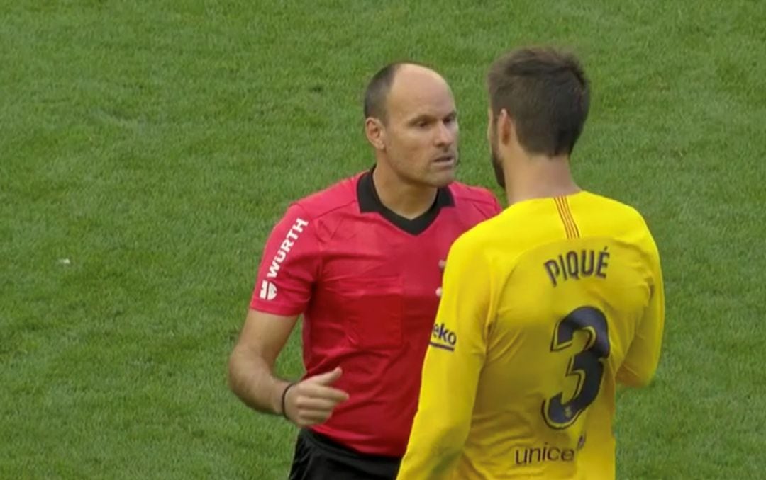 Mateu Lahoz y Piqué discutieron durante la pausa de hidratación.