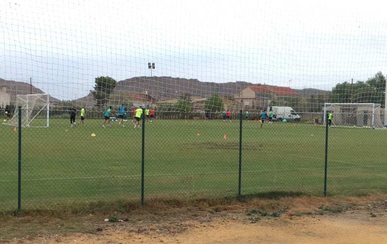 Los jugadores del Hércules CF entrenandose en las instalciones de Fontcalent