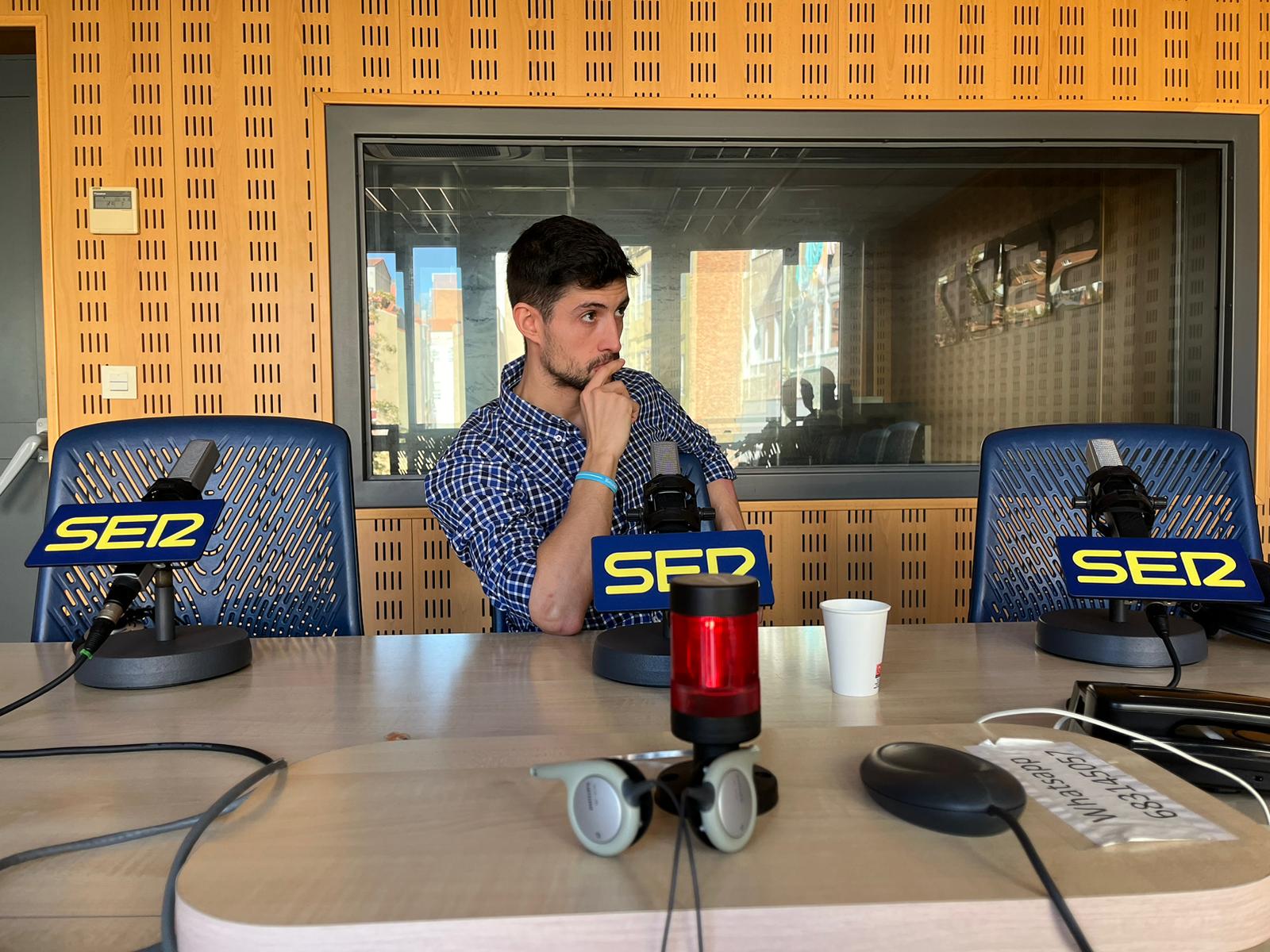 Felix de Fuentes, recién, llegado de Israel en el estudio de la SER