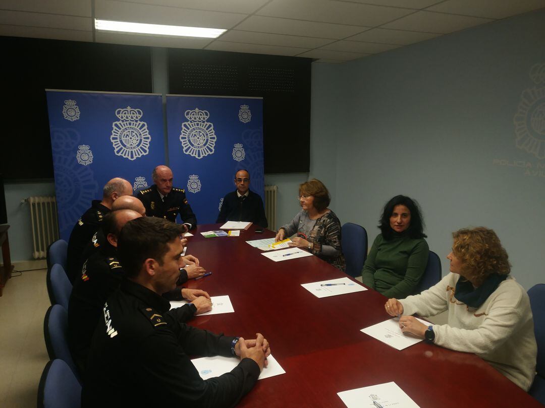 Reunión entre Policía Nacional, representantes judiciales y las responsables de la Oficina de Asistencia a las Víctimas