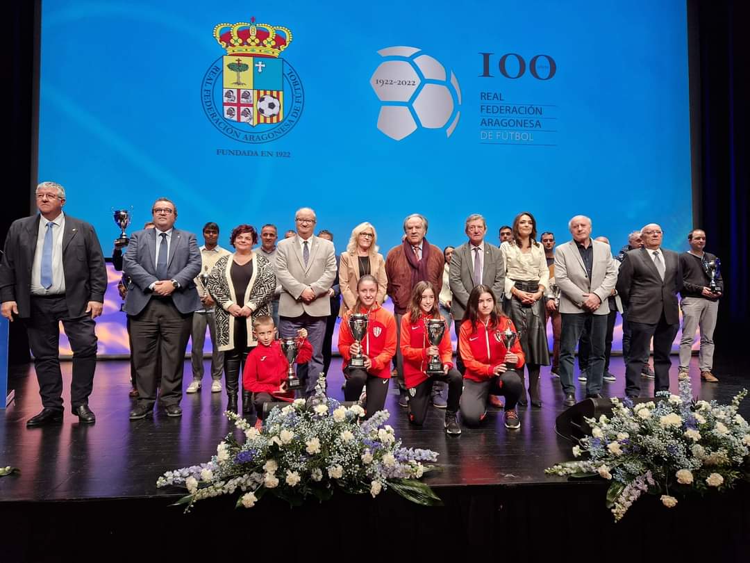 Foto de familia de los premiados y autoridades