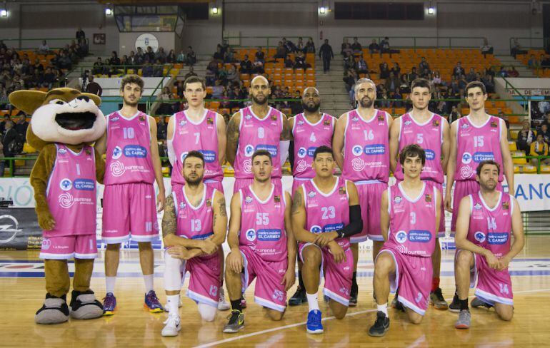 El equipo del Club Ourense Baloncesto, posando en el Pazo Paco Paz, durante esta temporada