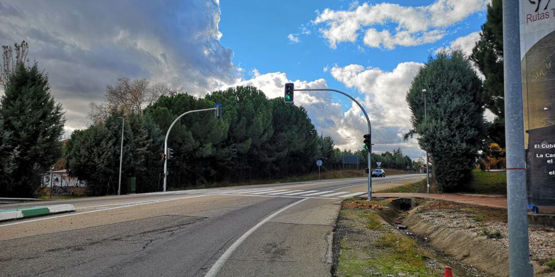 Semáforo instalado en la carretera de Cabanillas