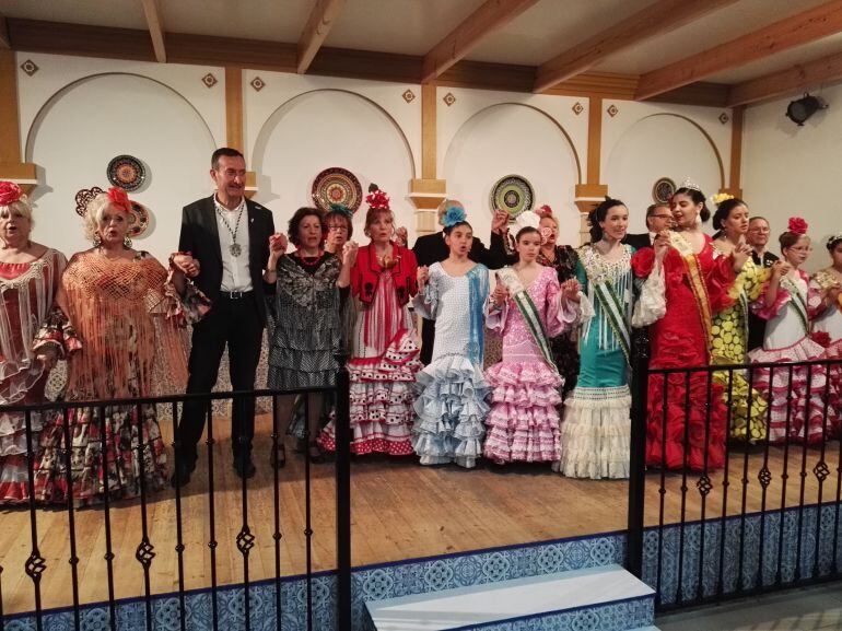 El alcalde y miembros de la Casa cantan el Himno de Andalucía.