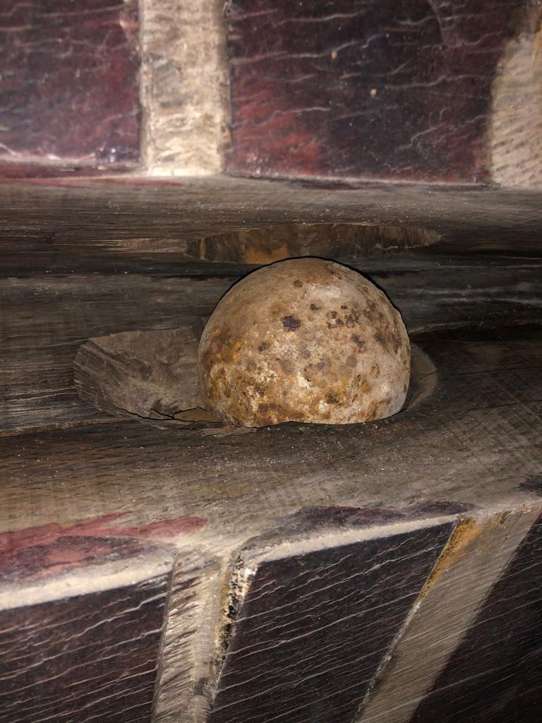 Bola de cañón en el interior de una campana del campanario de la parroquia de San Lorenzo Mártir de la localidad valenciana de Bèlgida