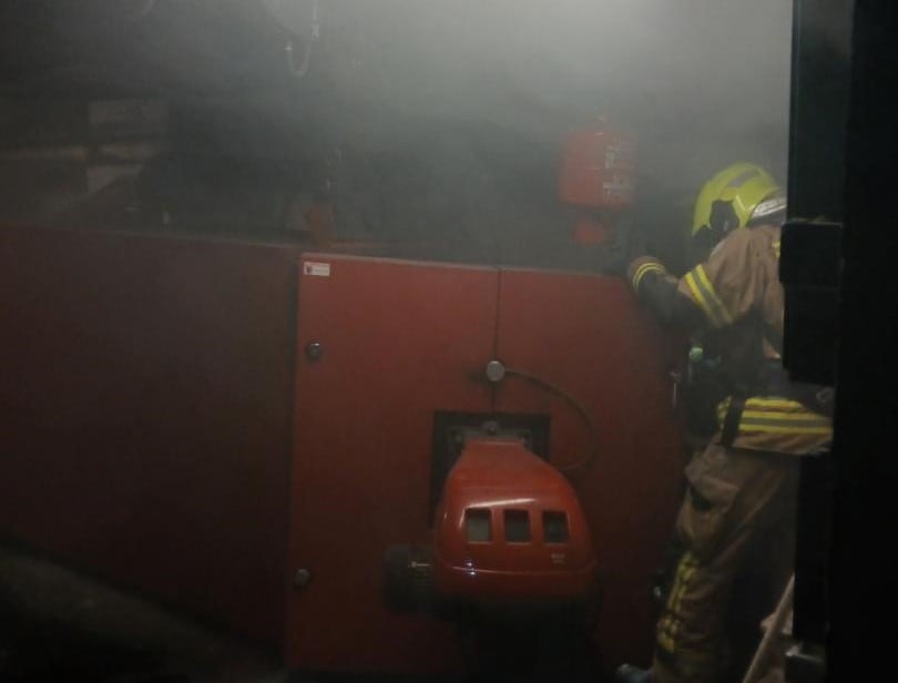 Un bombero durante la intervención en el cuarto de calderas