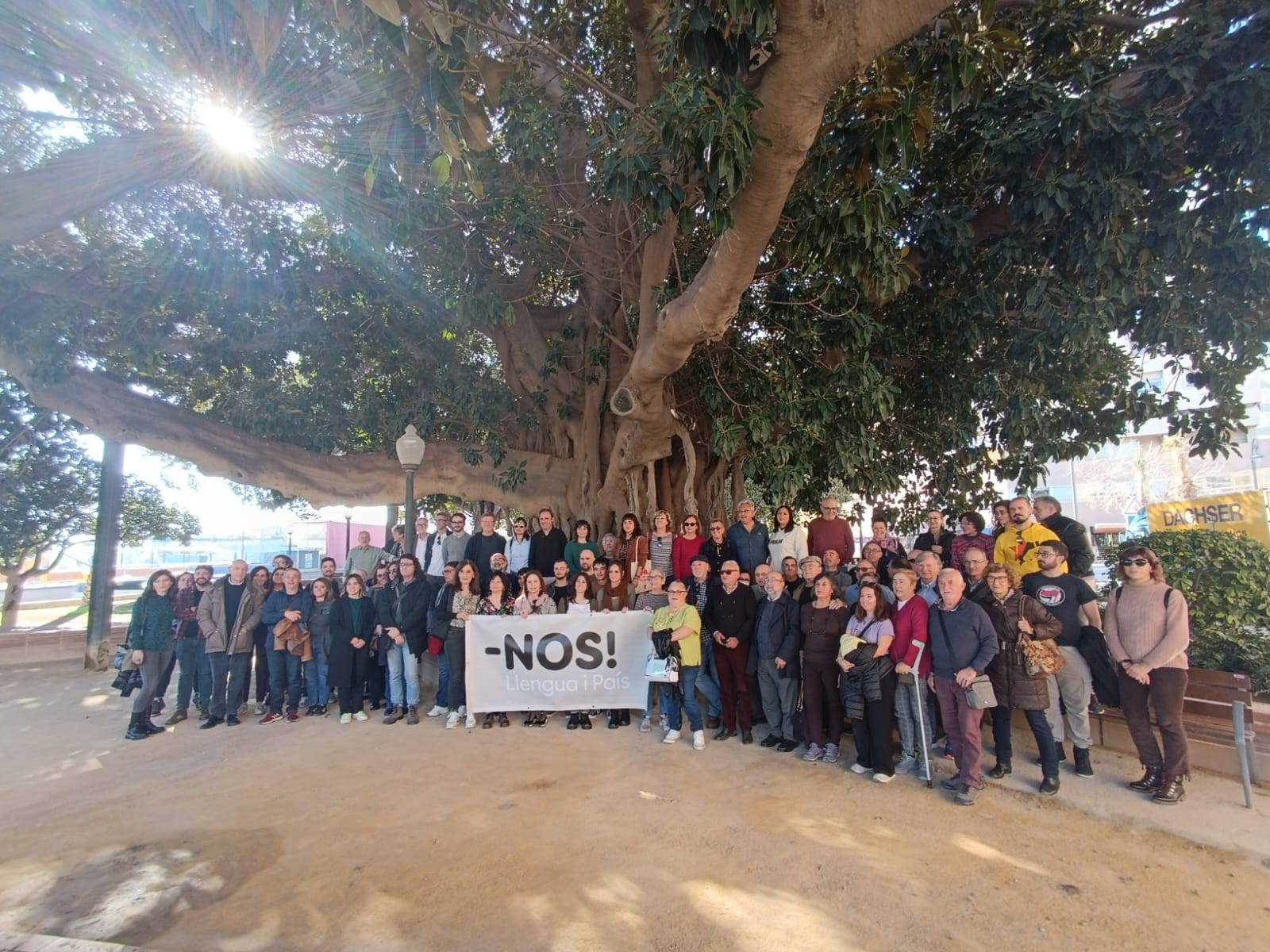 Foto de familia tras la presentación de la plataforma -NOS Llengua i País  en Alicante