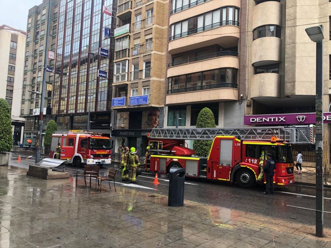 Los bomberos han tenido que intervenir esta mañana en la avenida de Maissonnave en Alicante por el desprendimiento de cascotes por las lluvias