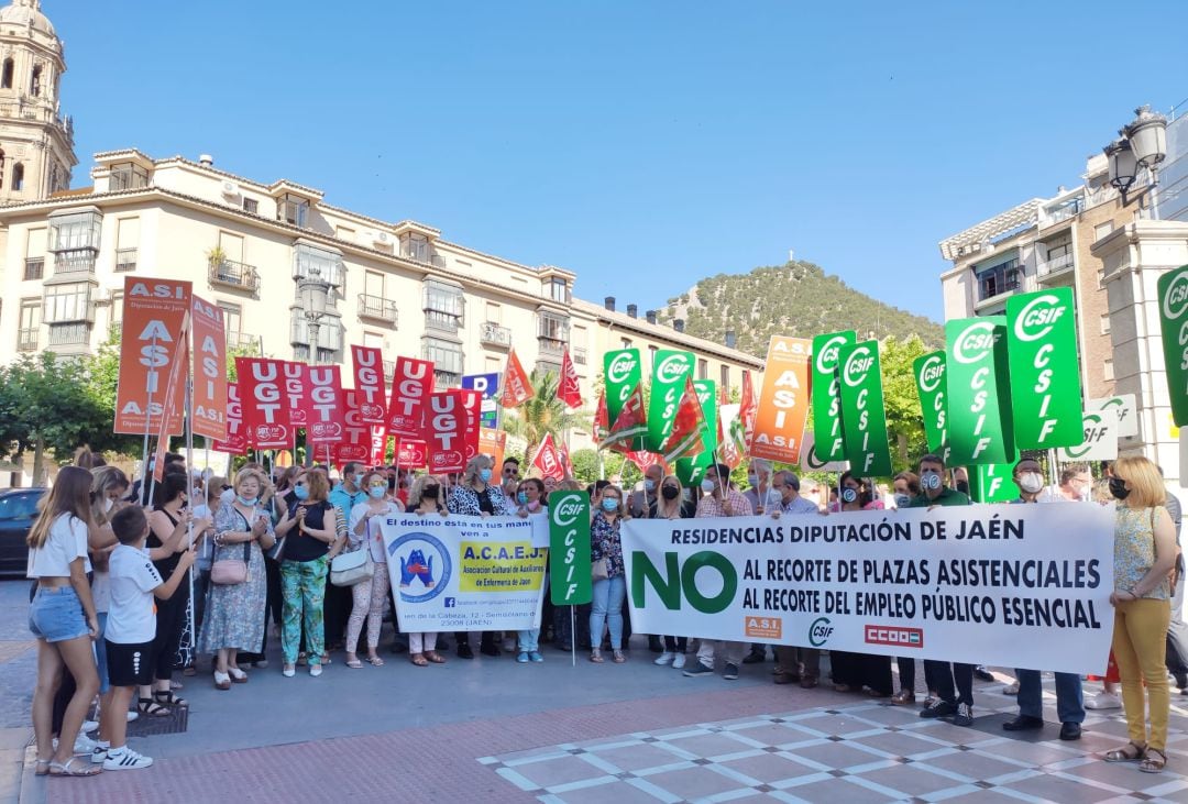 Trabajadores y trabajadoras de las residencias que gestiona la Diputación Provincial de Jaén se han concentrado, este martes, a las puertas del Palacio Provincial