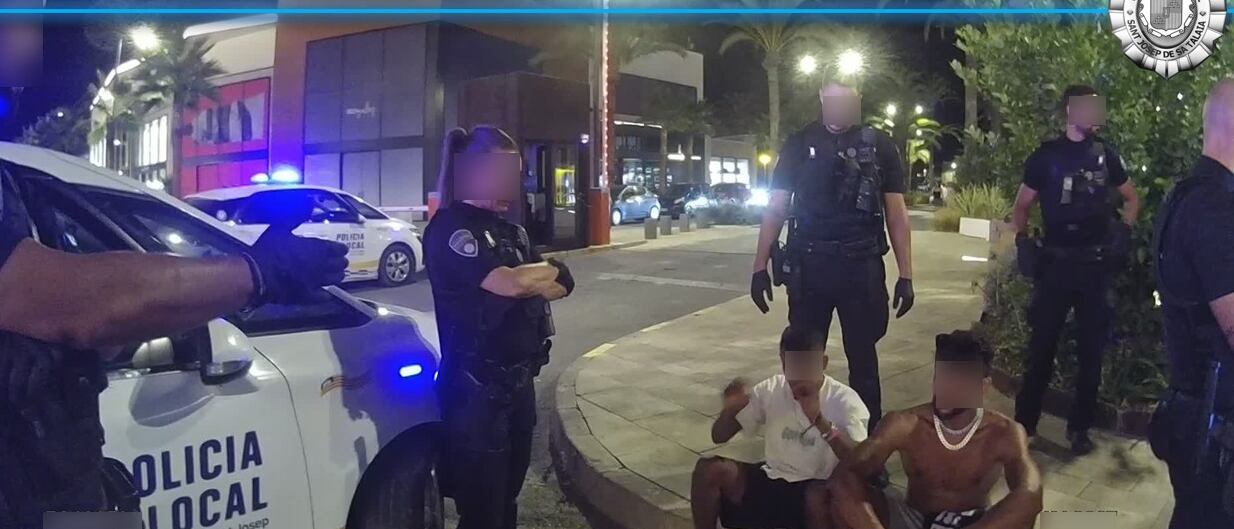 Efectivos policiales con los dos detenidos