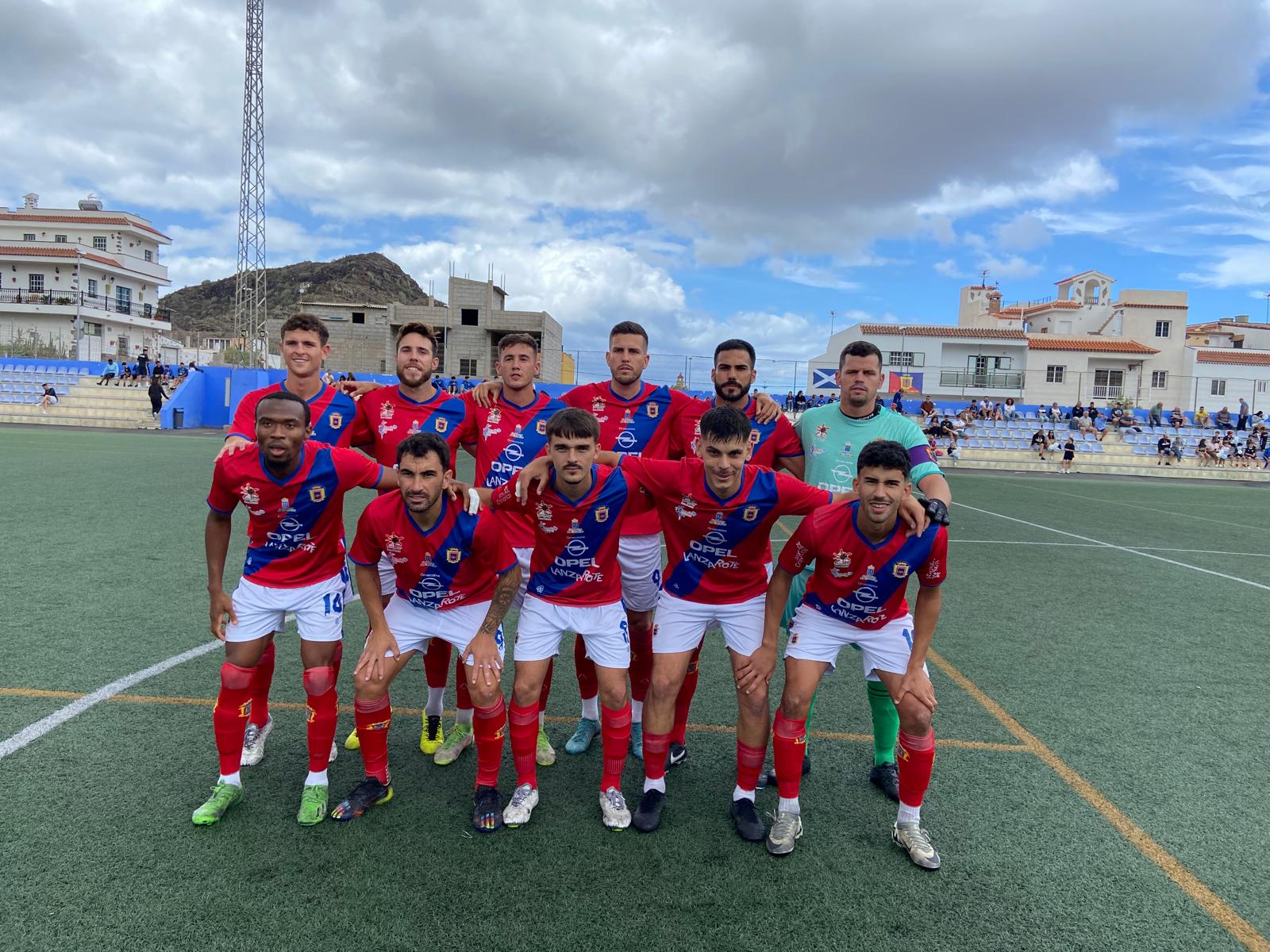 Equipo inicial de la UD Lanzarote ante el CD Buzanada.