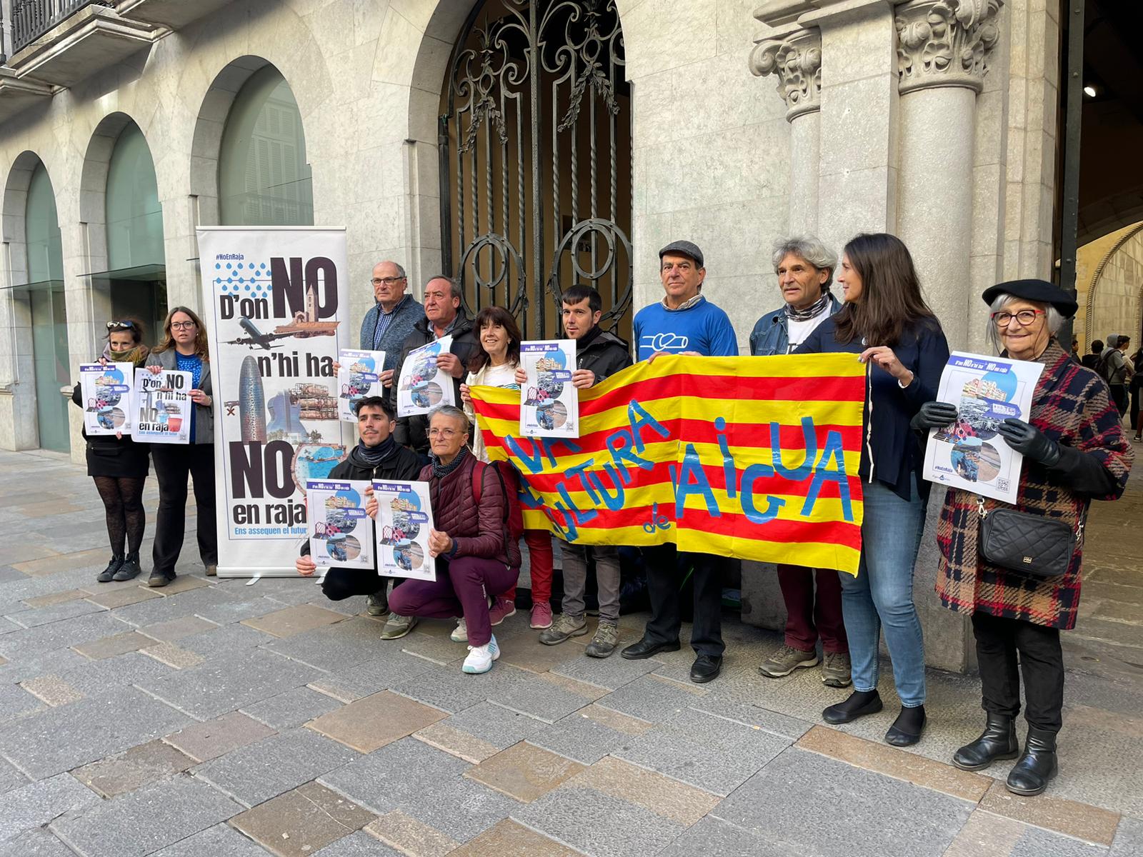 Representants de la plataforma l&#039;Aigua és vida