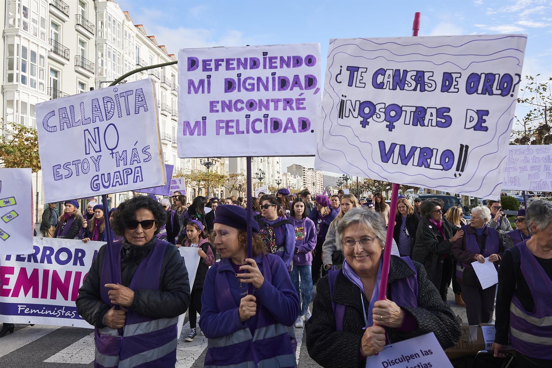 Archivo - Imagen de archivo de varias personas sujetan carteles durante una manifestación contra las violencias machistas, a 25 de noviembre de 2023. - C. Ortiz - Europa Press - Archivo