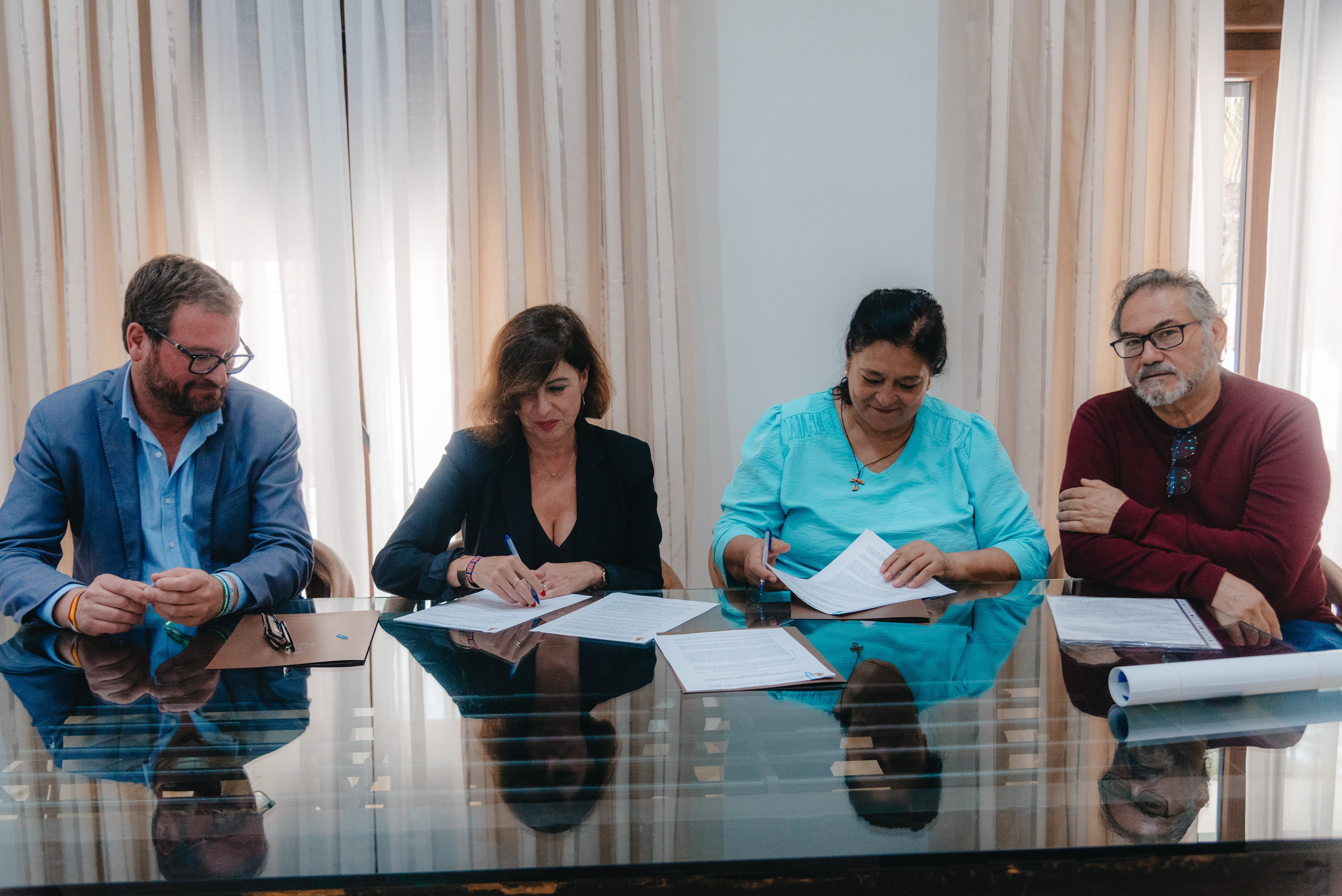 Antonio Martín, Matilde Esteo y Francisca Torres firmando el convenio de colaboración.