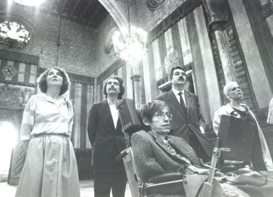 Maragall i Permanyer mostren el Saló de Cent de l'Ajuntament de Barcelona a Stephen Hawking