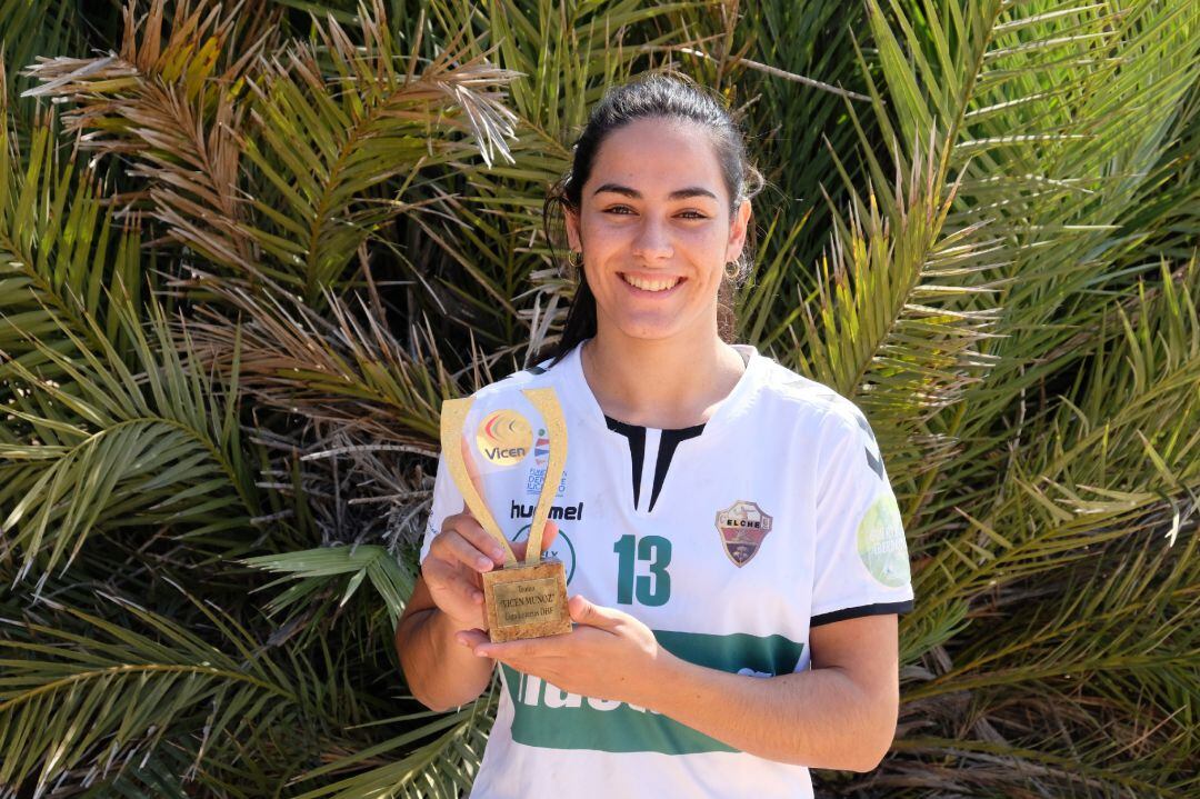 Laura Hernández con su trofeo a la mejor jugadora de la Liga