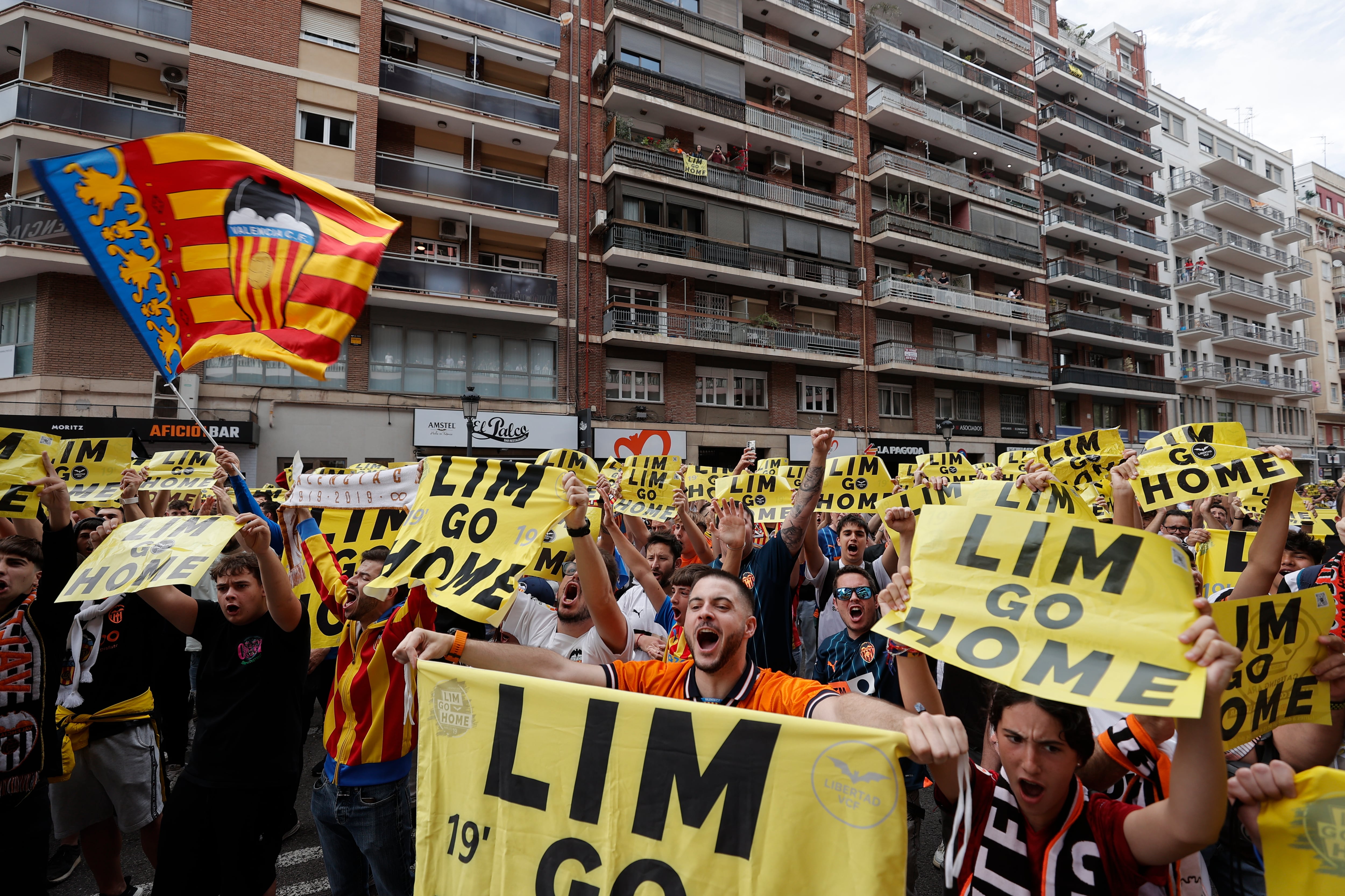 VALENCIA, 19/05/2024.- Aficionados del Valencia protestan contra el propietario del equipo, Peter Lim, antes del partido de Liga en Primera División que Valencia CF y Girona FC disputan este domingo en el estadio de Mestalla. EFE/Manuel Bruque
