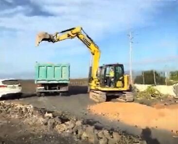 Operarios trabajando con maquinaria en Lanzarote.