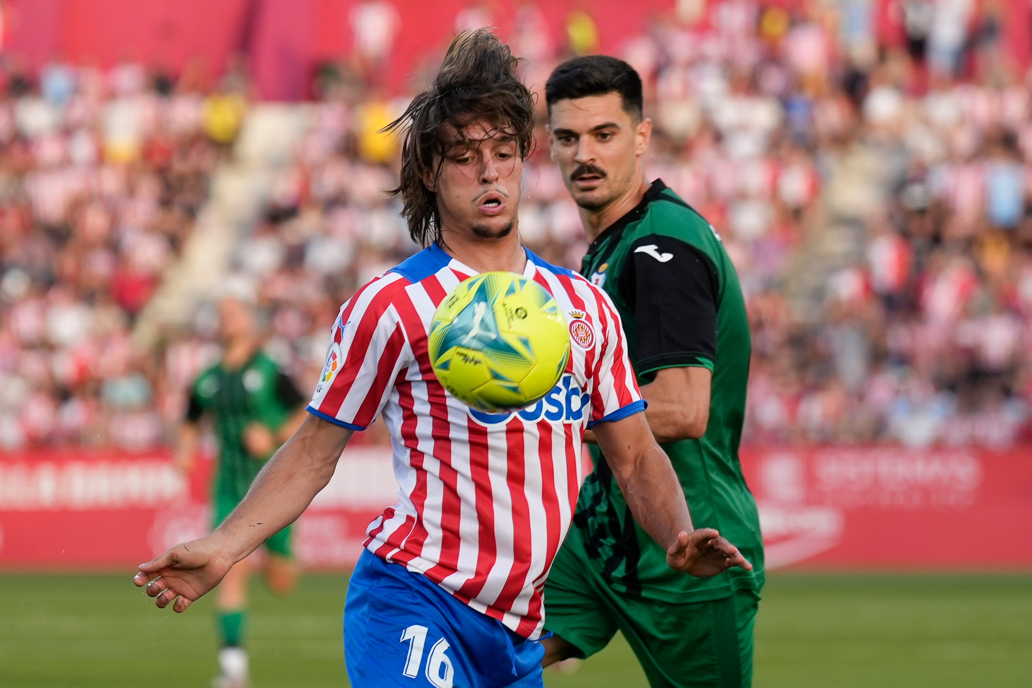 GIRONA, 02/06/2022.- Pablo Moreno controla una pilota. EFE/David Borrat
