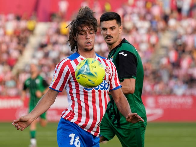GIRONA, 02/06/2022.- Pablo Moreno controla una pilota. EFE/David Borrat