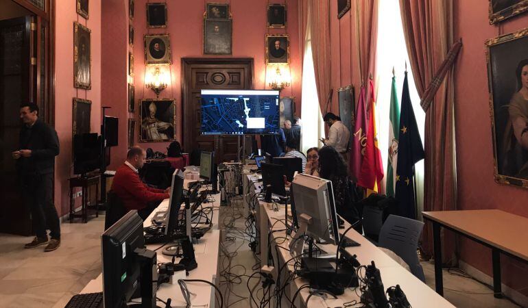 Dispositivo del Cecop en el denominado Salón Comedor del Ayuntamiento de Sevilla