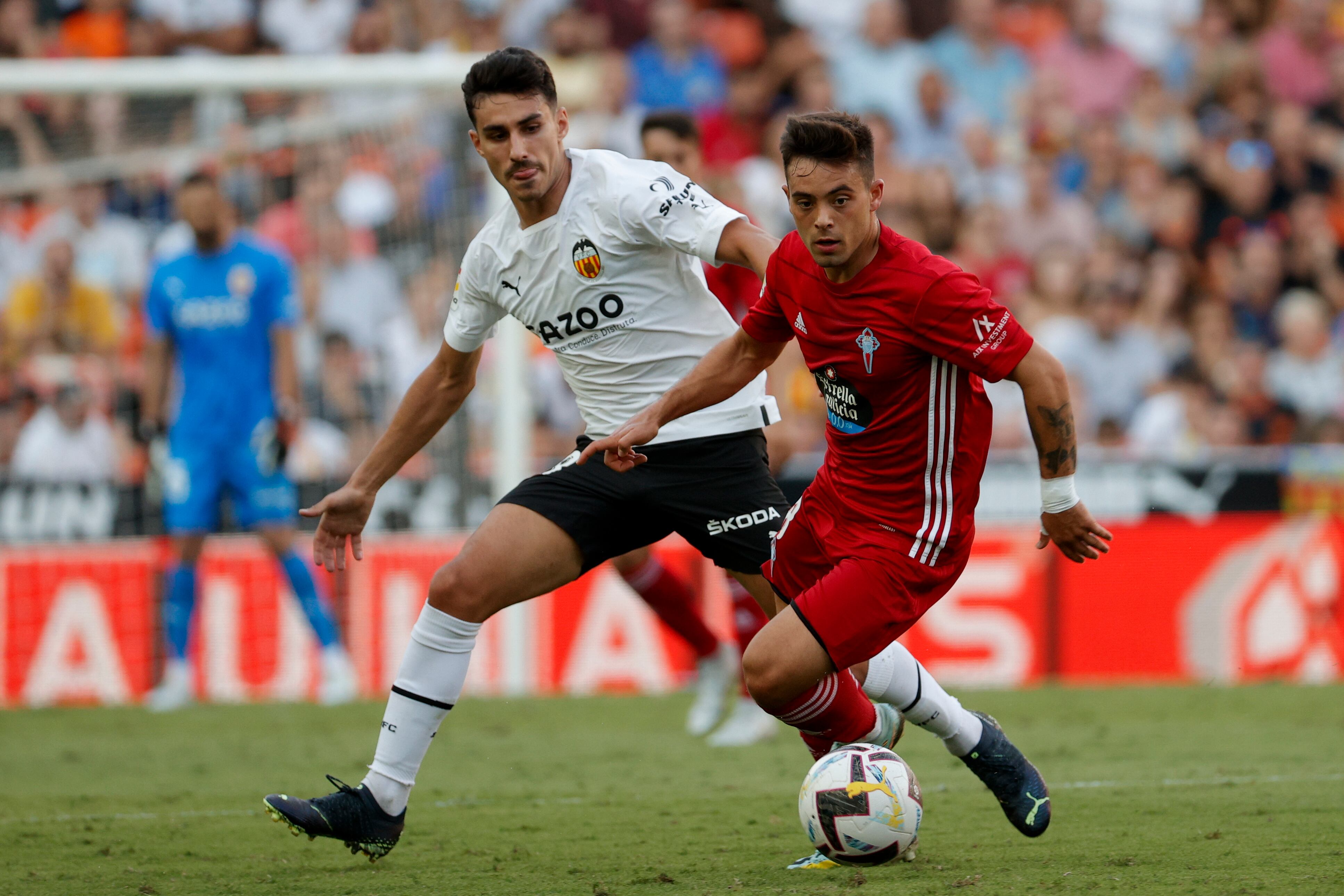 GRAFCVA8392. VALENCIA, 17/09/2022.- El jugador del Valencia, André Almeida, presiona al del Celta de Vigo, Francisco Beltrán (d), durante el partido de la sexta jornada de La Liga que disputan este sábado en el estadio de Mestalla. EFE/Manuel Bruque
