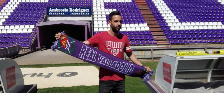 Alberto Guitián en el estadio de Zoriila tras su presentación como jugador del Real Valladolid