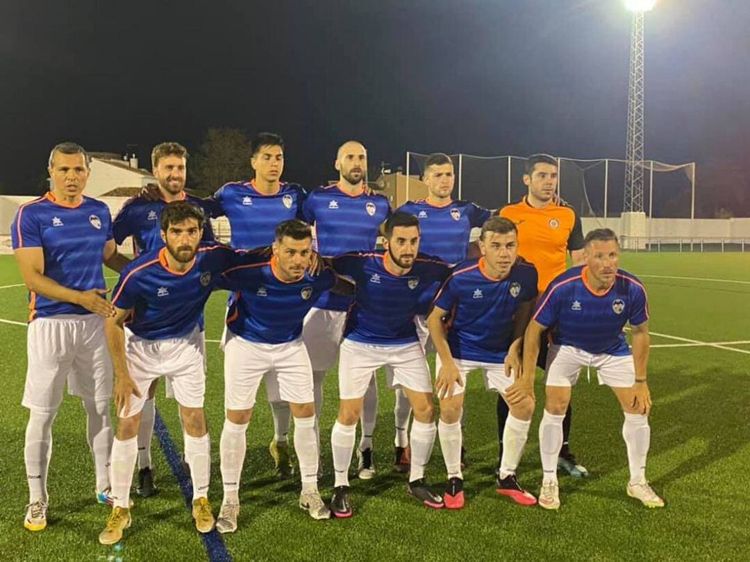 Curiosa imagen del once titular del CF Gandia con la segunda equipación del CD Jàvea