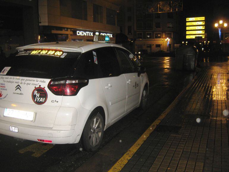 La división entre taxistas requiere la mediación del ayuntamiento para que se cumpla el reglamento de horarios