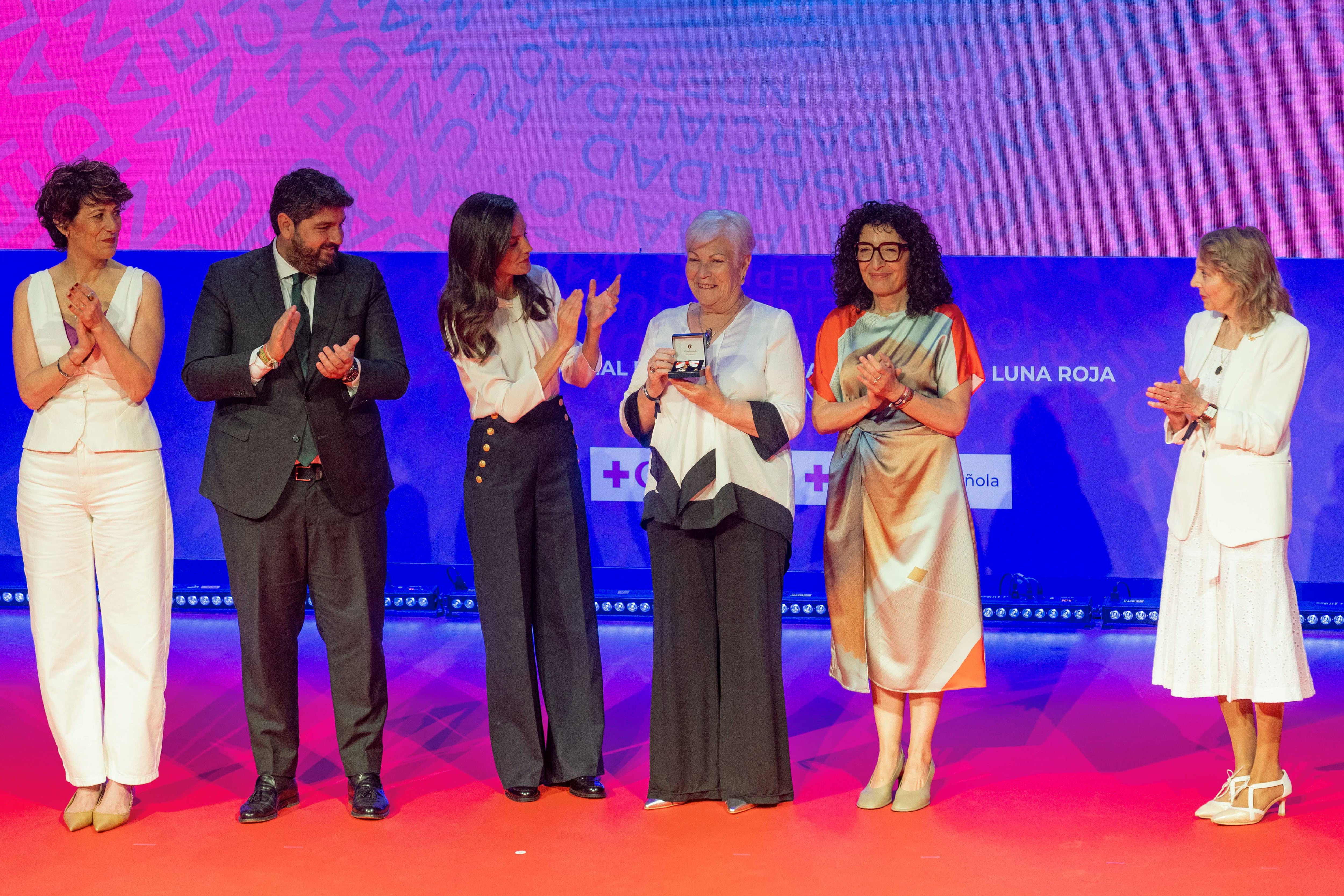 MURCIA, 14/05/2025.- La Reina Letizia (3i), la ministra de inclusión, seguridad social e inmigración Elma Saíz (i), el prresidente de la Comunidad de Murcia Fernando López Miras (2i), la presidenta de la Cruz Roja nacional María del Mar Pageo (2d), posan junto a la activista y fundadora de Somos Acogída galardonada con la medalla de oro de la Cruz Roja 2025, Emilia Lozano (c), en el acto de entrega de Distinciones 2025 de Cruz Roja Española, este miércoles en el Teatro Romea de Murcia, con motivo del Día Internacional de Cruz Roja. EFE/Marcial Guillén