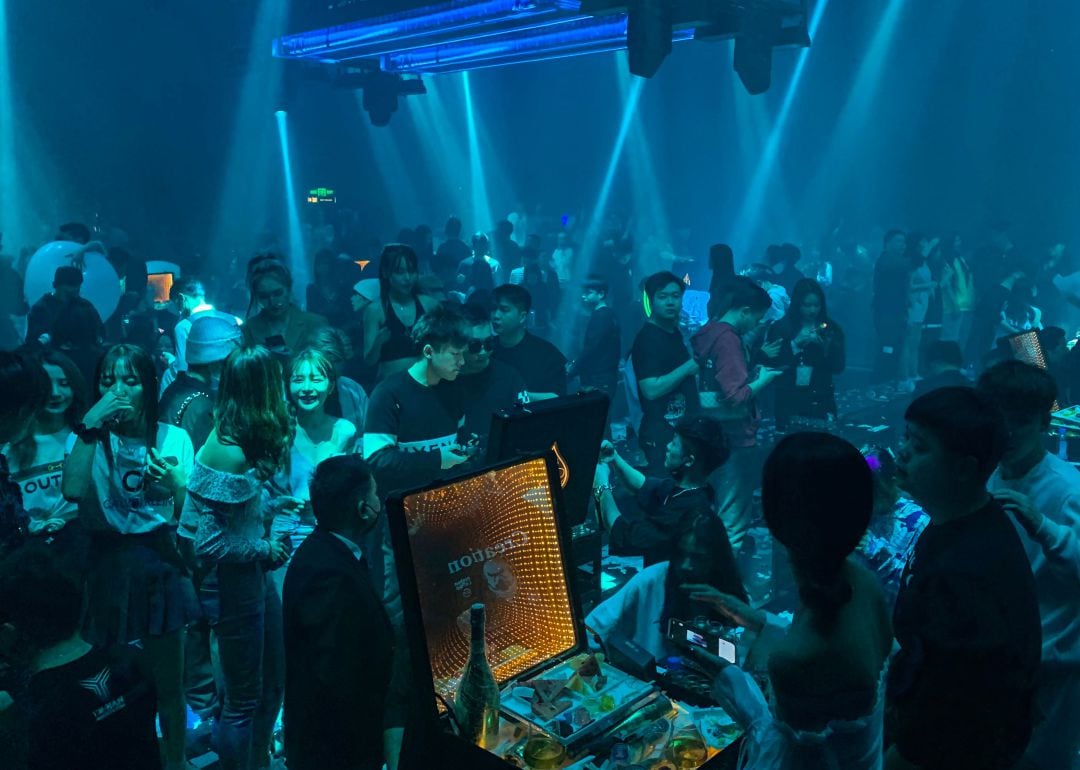 Varios jóvenes en una discoteca de Wuhan (China), un año después del inicio de la pandemia.