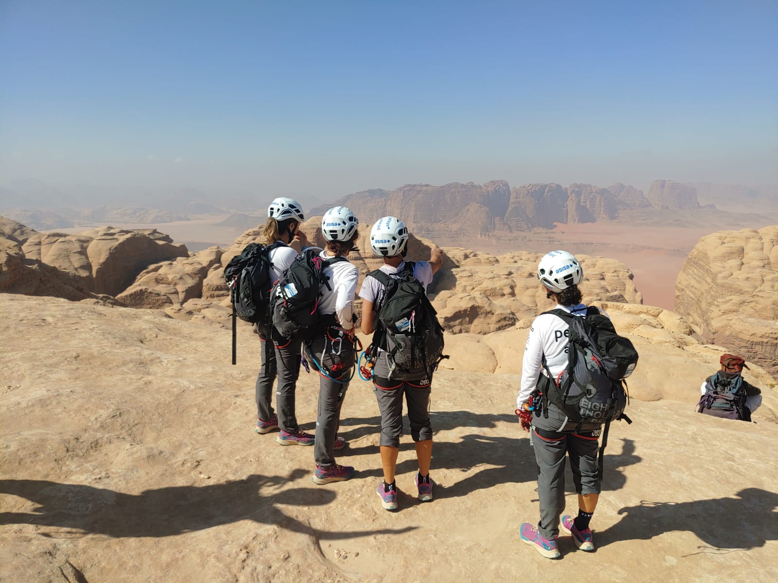 Las participantes del Reto Pelayo Vida en las inmediaciones de la cumbre del Jebel Rum (Héctor González)