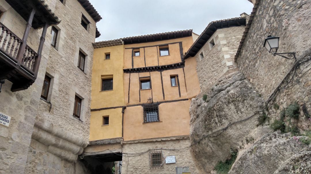 Fachadas donde estaban instalados los andamios durante las obras de restauración de las Casas Colgadas de Cuenca.