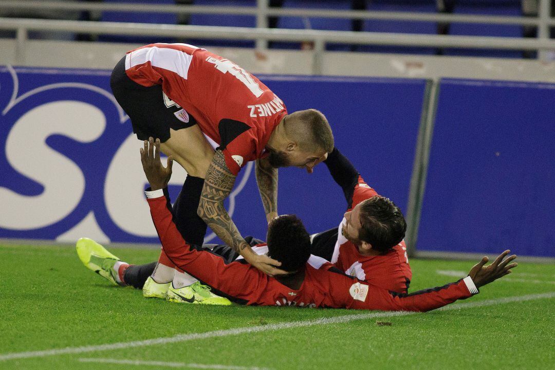 El delantero del Athletic Iñaki Williams (c) celebra su primer gol ante el CD Tenerife durante el partido de octavos de final de la Copa del Rey celebrado en el estadio Heliodoro Rodríguez López de Santa Cruz de Tenerife.